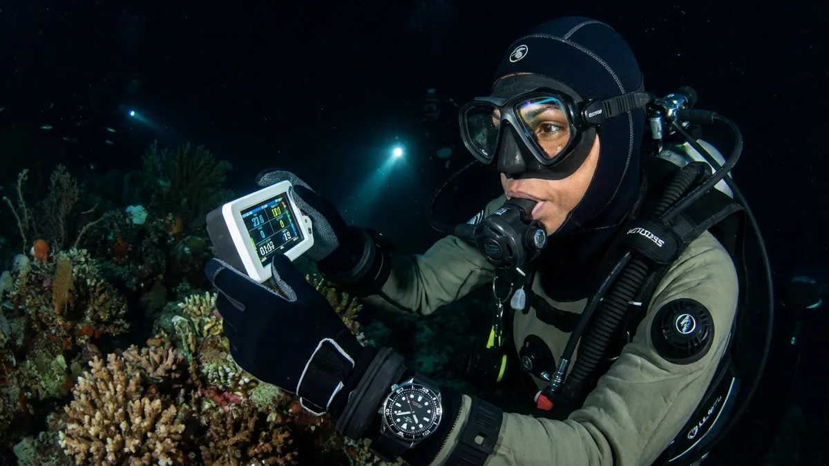 Can I read my dive computer in low light or at night?